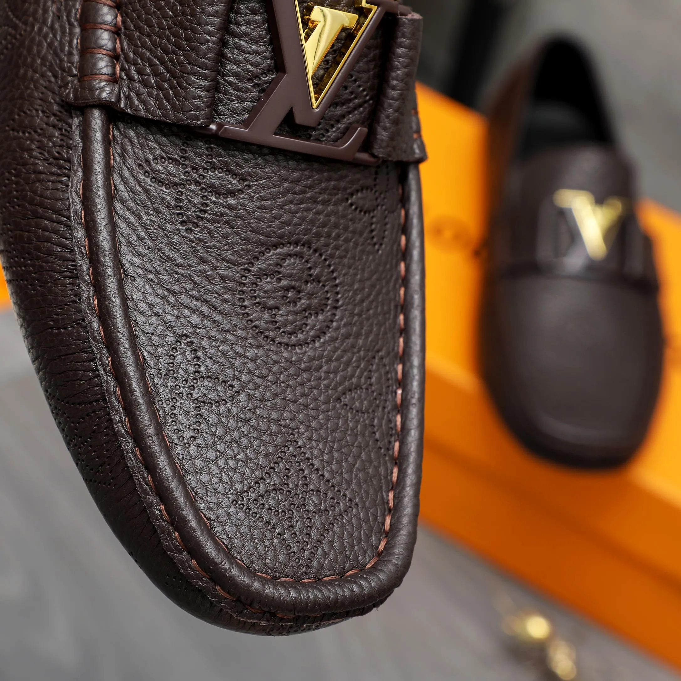 Men's shoes 💰400 Product trademark: LV "Louis Vuitton" business slip-on leather shoes Regular size: 38-45 (45 is custom-made and non-returnable) Product materials: Selected high-quality cowhide embossed upper, pigskin lining, rubber outsole